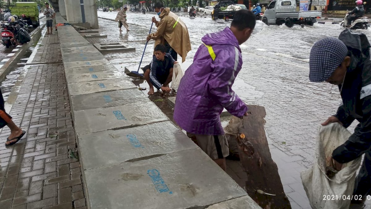 Satgas Dinas PU Respon Cepat Perintah Walikota Makassar Antisipasi Cuaca Buruk