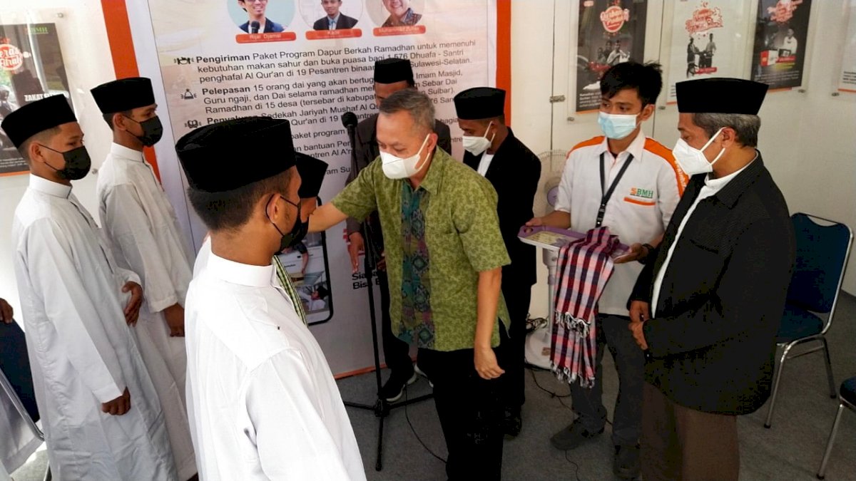 Yayasan Hadji Kalla Lepas Dai Muda Bertugas di Desa