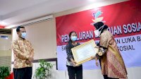 Mensos Risma Berikan Santunan Rp67 Juta ke Keluarga Korban KKB Papua dan Ledakan Bom Katedral