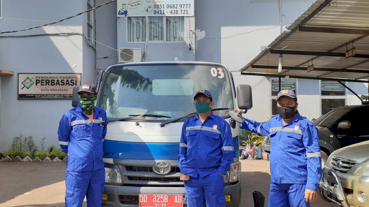 Tim Brigade Sanitasi DPU Makassar Tetap Layani Warga di Bulan Ramadan