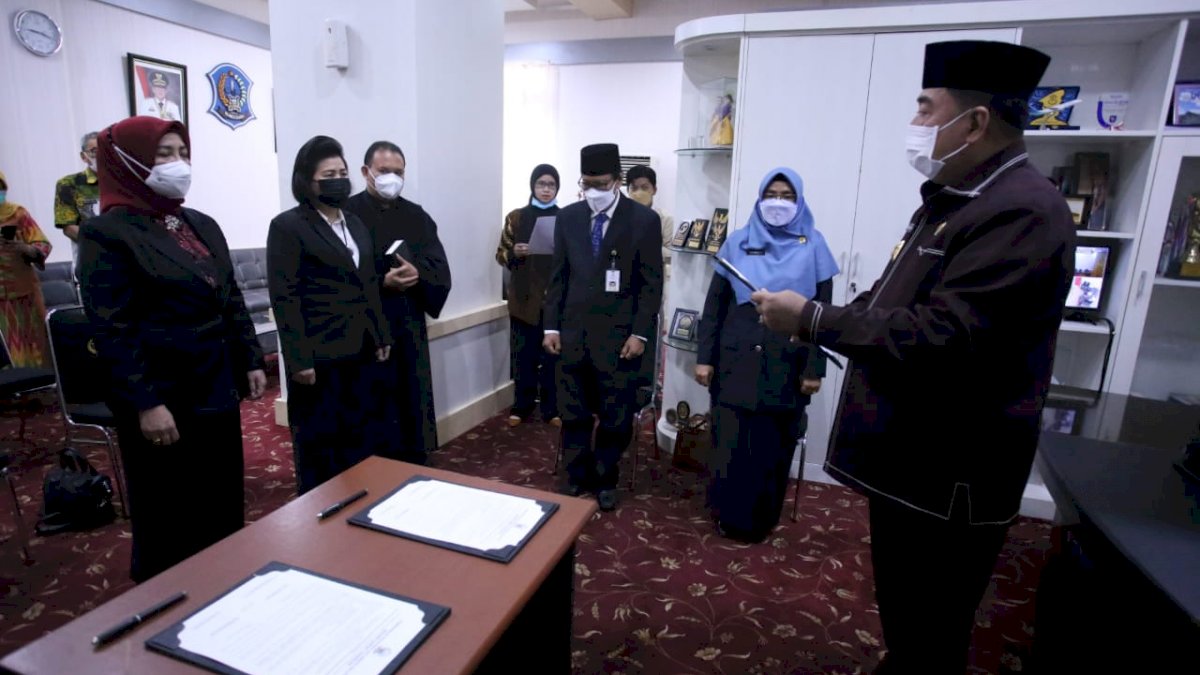 Abdul Hayat Lantik Dua Pejabat Fungsional Jenjang Utama