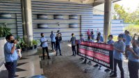 Karyawan Perumda Air Minum Unjuk Rasa di Kantor AJB Bumi Putera