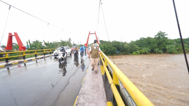 Plt Gubernur Sulsel, Andi Sudirman Sulaiman, di atas Jembatan Kembar, Gowa, memantau ketinggian air Sungai Jeneberang, Jumat (2/4/2021). 