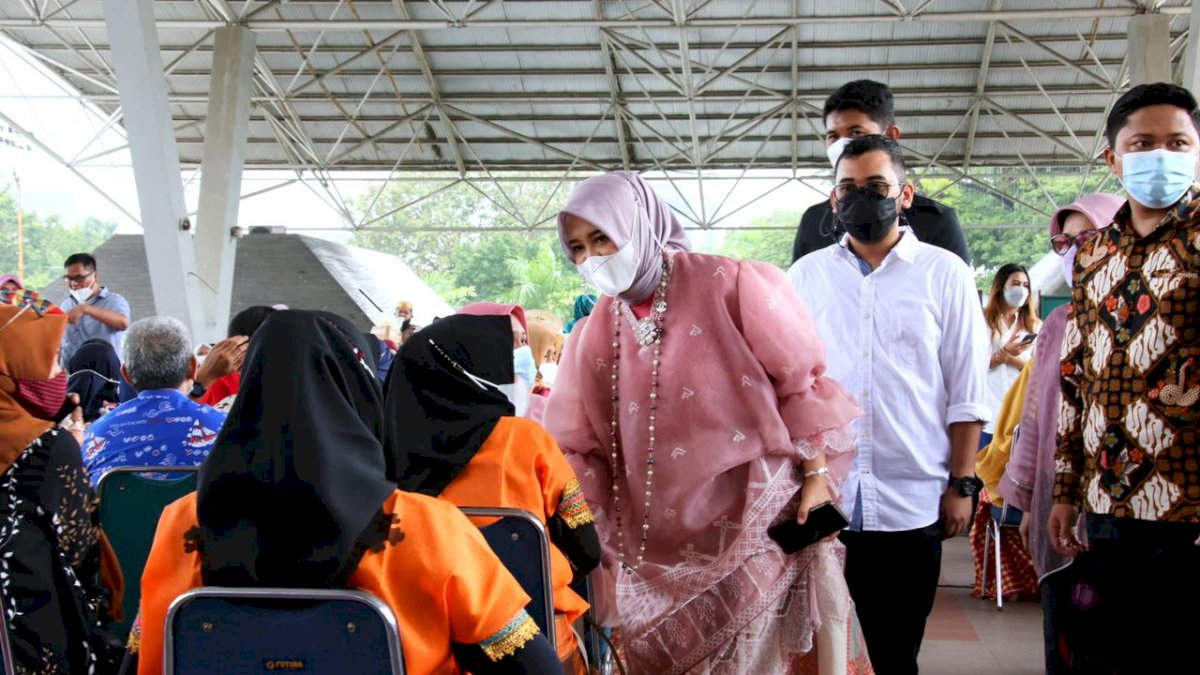 Berbaur dengan Pelaku dan Pekerja Seni, Fatma Kenakan Baju Bodo Bermotif Lontara