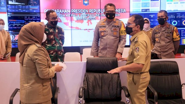 Walikota Makassar Danny Pomanto dan Wakil Walikota Makassar Fatmawati Rusdi berbincang dengan Forkopimda, usai mengikuti pengarahan dari Presiden RI Joko Widodo terkait kebijakan larangan mudik Idul Fitri 1442 H. 