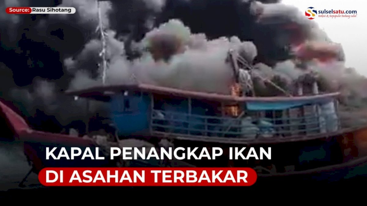 VIDEO: Kapal Penangkap Ikan di Asahan Terbakar, ABK Berhamburan ke Laut