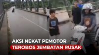 VIDEO: Aksi Nekat Pemotor Terobos Jembatan Rusak