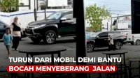 VIDEO: Viral, Turun dari Mobil Demi Bantu Bocah Menyeberang Jalan