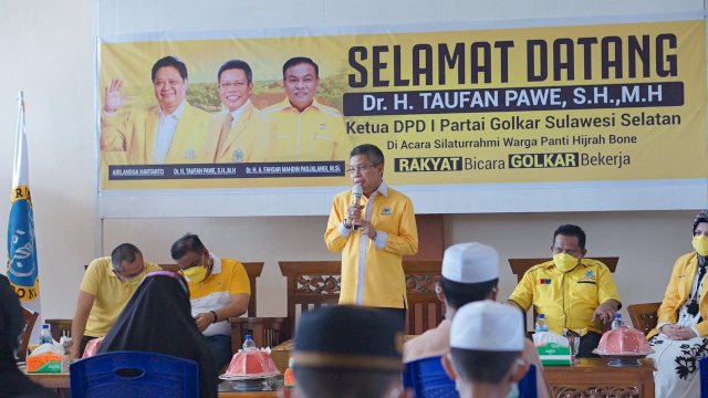 Ketua DPD I Golkar Sulsel, Taufan Pawe kembali menyempatkan waktunya mengunjungi podok pesantren usai menghadiri agenda Musda X DPD II Golkar Bone. Kali ini, TP menyantungi anak-anak Panti Asuhan Al-Hijrah Bone.