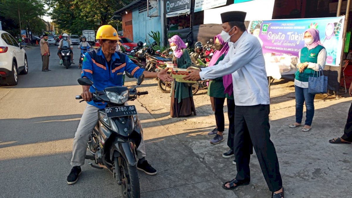Azhar Arsyad dan Perempuan Bangsa PKB Sulsel Bagi-bagi Takjil