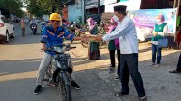 Azhar Arsyad dan Perempuan Bangsa PKB Sulsel Bagi-bagi Takjil