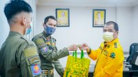 Petugas Cleaning Service Dapat Paket Lebaran Dari Fraksi Golkar Sulsel