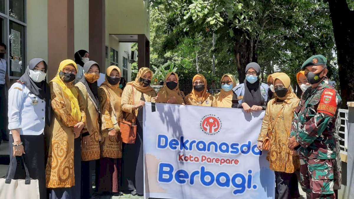 Dekranasda Berbagi Ratusan Paket Sembako untuk UKM