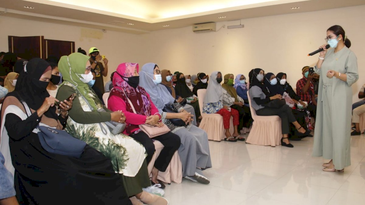 Reses di 5 Kecamatan, Ini Aduan Warga ke Legislator Golkar Debbie Rusdin