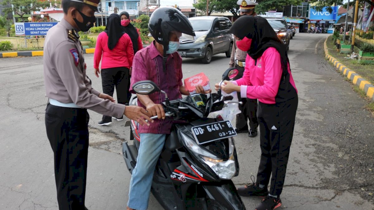 Anggota Bhayangkari Cabang Jeneponto Bagi-bagi Takjil