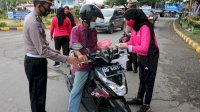 Anggota Bhayangkari Cabang Jeneponto Bagi-bagi Takjil