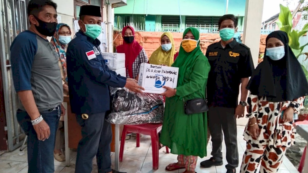 Senator Ajiep Padindang Sumbang Sarung dan Sajadah ke Korban Kebakaran di Kelurahan Layang