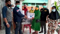 Senator Ajiep Padindang Sumbang Sarung dan Sajadah ke Korban Kebakaran di Kelurahan Layang