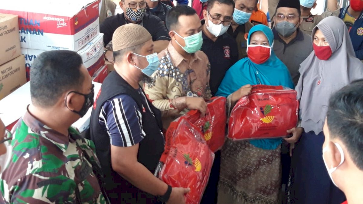 Tinjau Lokasi Kebakaran di Tinumbu, Plt Gubernur Sulsel Beri Bantuan Logistik