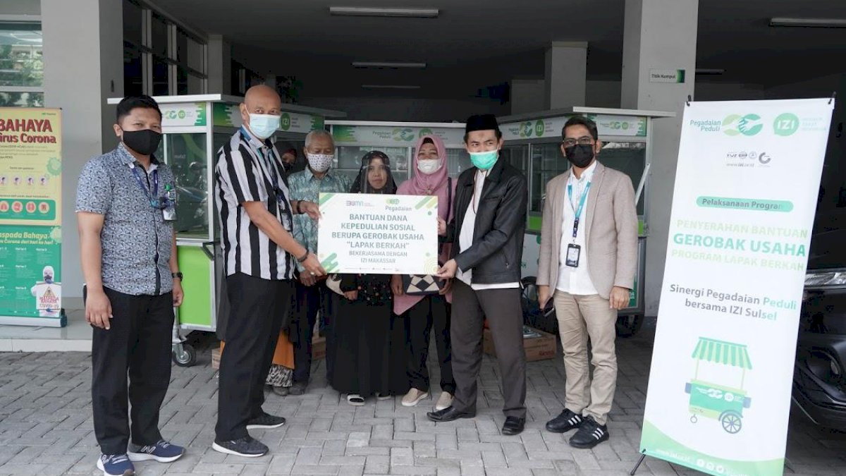 Pegadaian dan IZI Berikan 3 Gerobak untuk Bantu Pengusaha Kecil