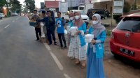 Gelora Takalar Bagi Takjil ke Pengguna Jalan