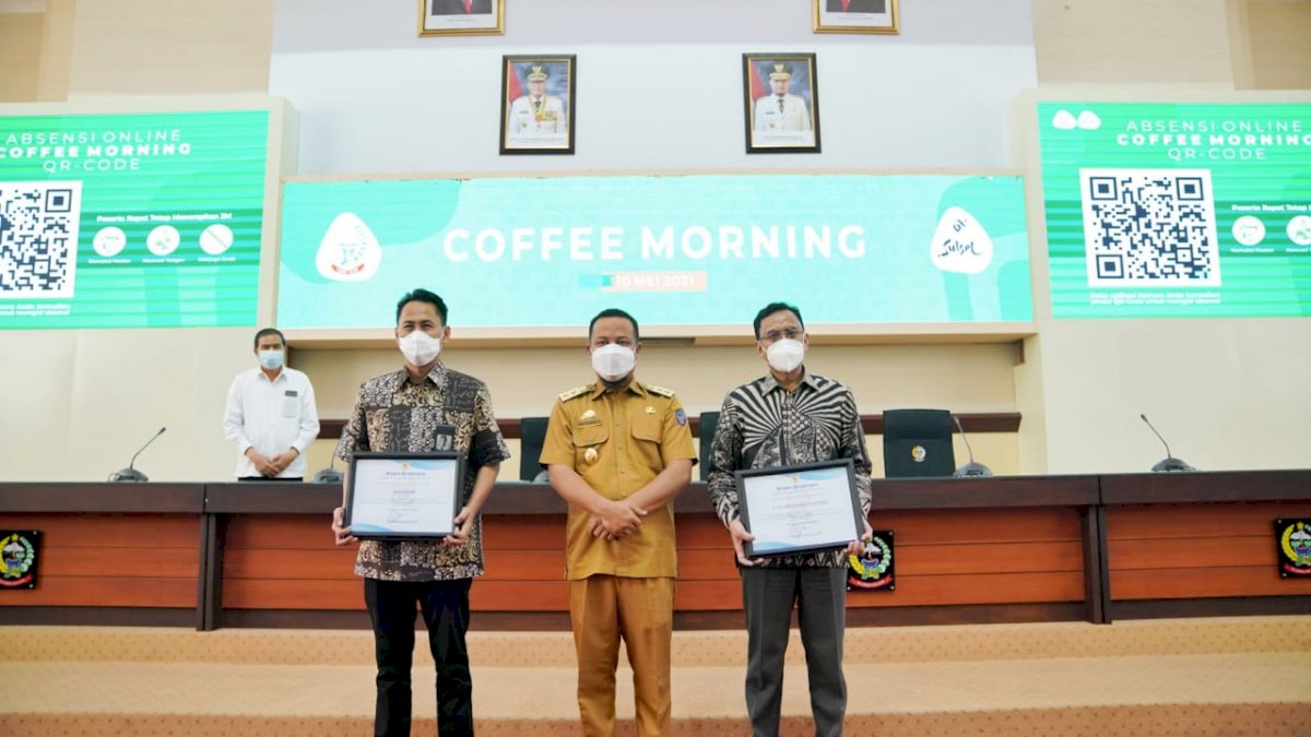 Plt Gubernur Serahkan Penghargaan ke PLN dan Bank Sulselbar