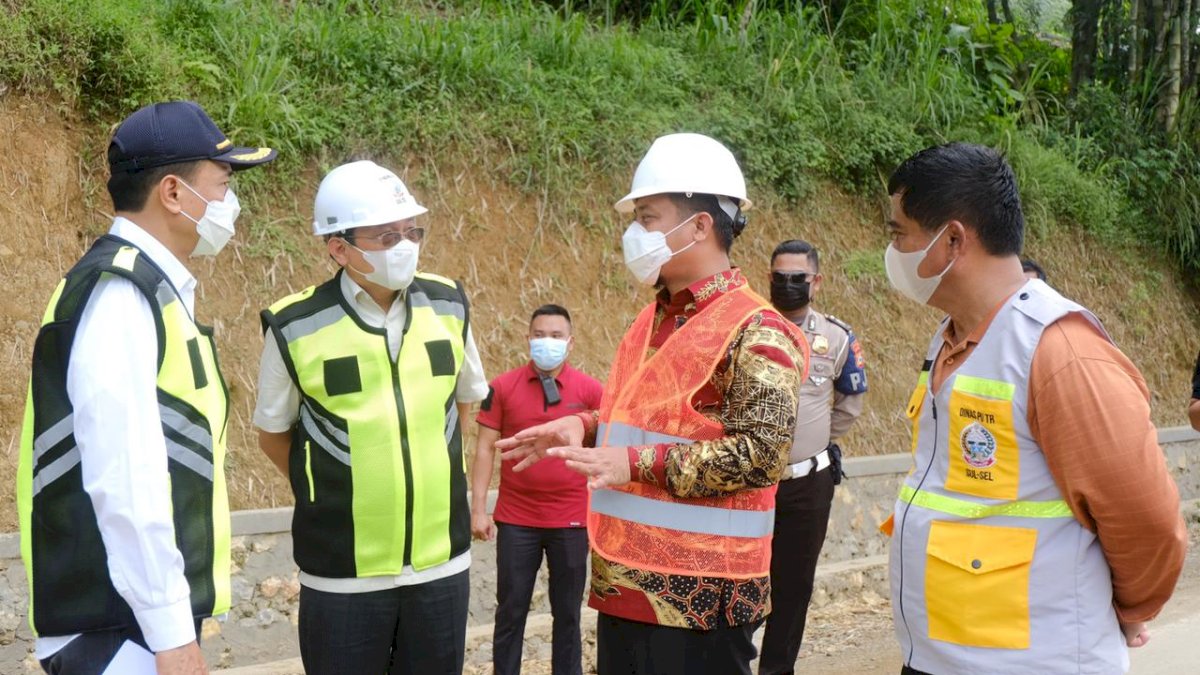 Tinjau Pembangunan Jalan Penghubung Torut-Luwu Serta Canangkan Ruas Jalan Tembus Sulbar, Plt Gubernur Tegaskan Lanjutkan Pembangunan di Toraja