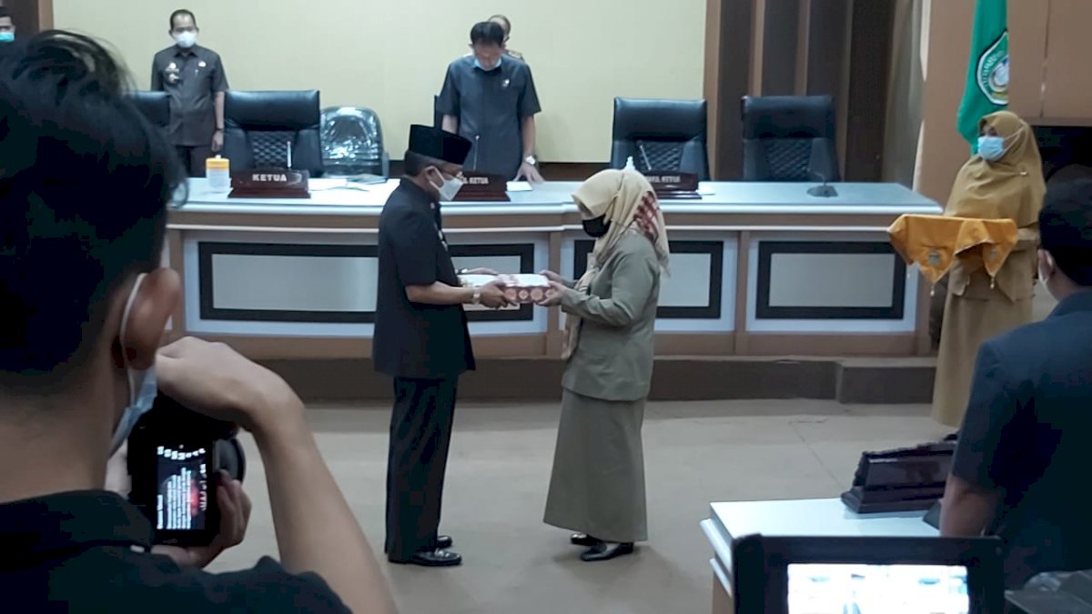 Taufan Pawe Serahkan Ranperda Perubahan RPJMD 2018-2023 ke DPRD