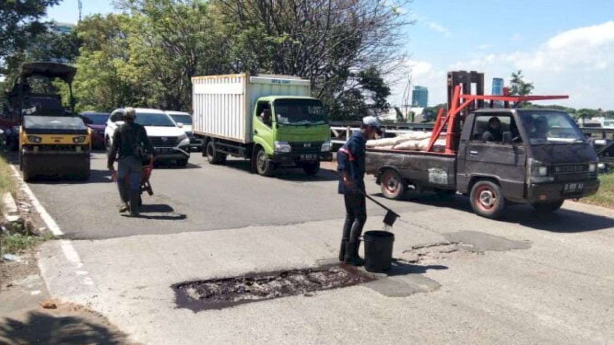 Dinas PU Makassar Perbaiki Jalan Rusak di Metro Tanjung Bunga dan Borong Raya