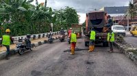 Tindak Lanjuti Aduan Masyarakat, PUPR Parepare Tambal Jalan Berlubang