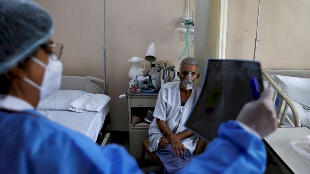 Seorang dokter dan pasien Covid-19 di India. (Foto: Reuters)