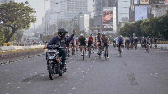 Foto yang menjadi viral pengendara motor acungkan jari tengah ke pesepeda. (Foto: Instagram goshow.cc)