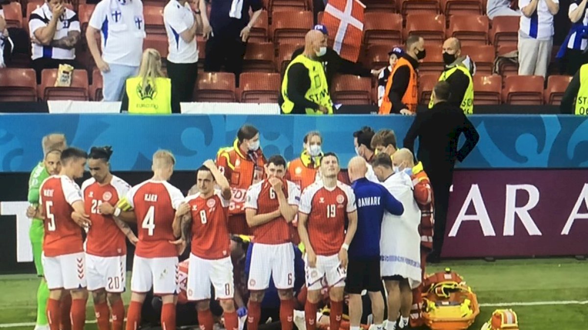 Serangan Jantung, Pemain Timnas Denmark Ambruk di Tengah Laga Euro 2020