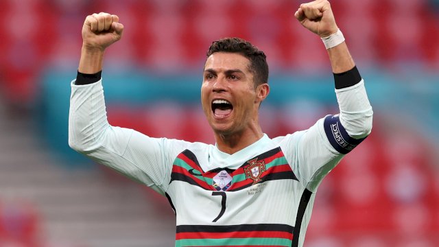 Cristiano Ronaldo memimpin Portugal meraih kemenangan di laga perdana Euro 2020. 
