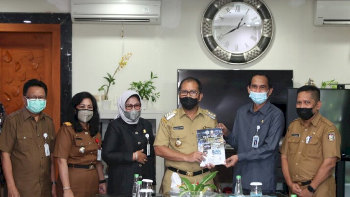 DPKM Serahkan Policy Brief Rakor Pendidikan ke Walikota Danny Pomanto