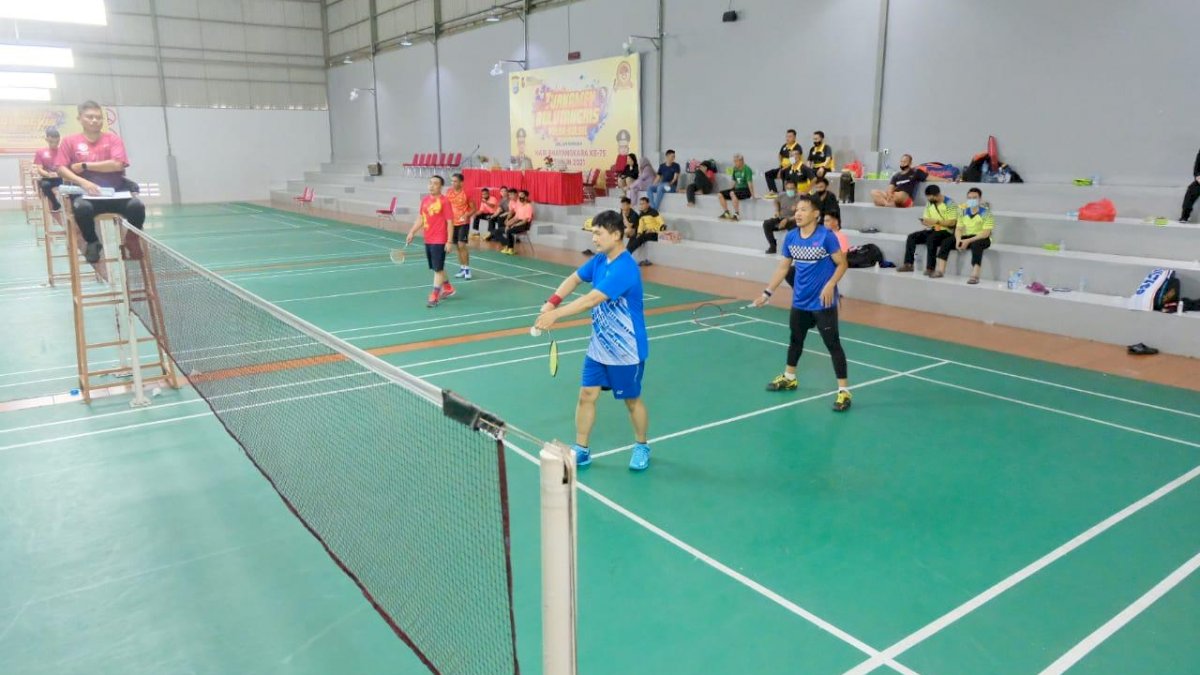 HUT Bhayangkara ke-75, Personel Mapolda Sulsel Baku Smash di GOR Dafest Daya