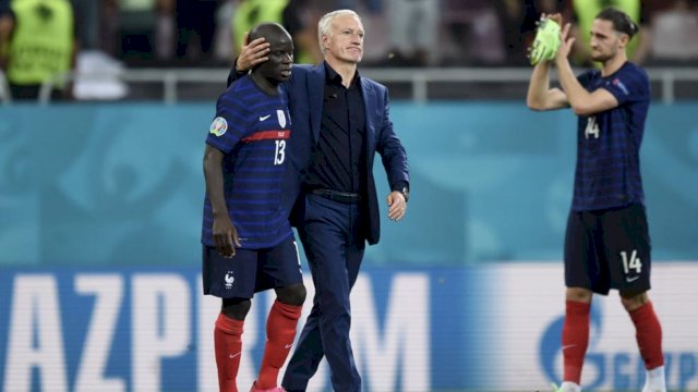 Pemain Prancis Ngolo Kante gagal memasukkan tropi Euro 2020 dalam daftar prestasinya tahun ini. Prancis disingkirkan Swiss di 16 besar.