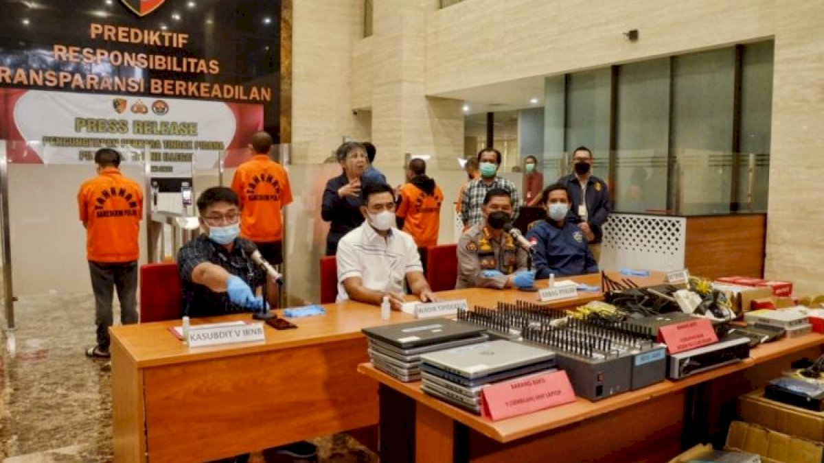 Polri Buru 2 WNA China Pengelola Pinjaman Online Ilegal