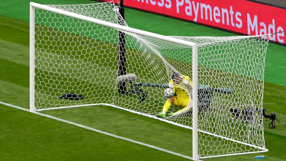 Gol Roket Striker Republik Ceko, Kiper Skotlandia Sampai Terjengkang Ikut Masuk Gawang