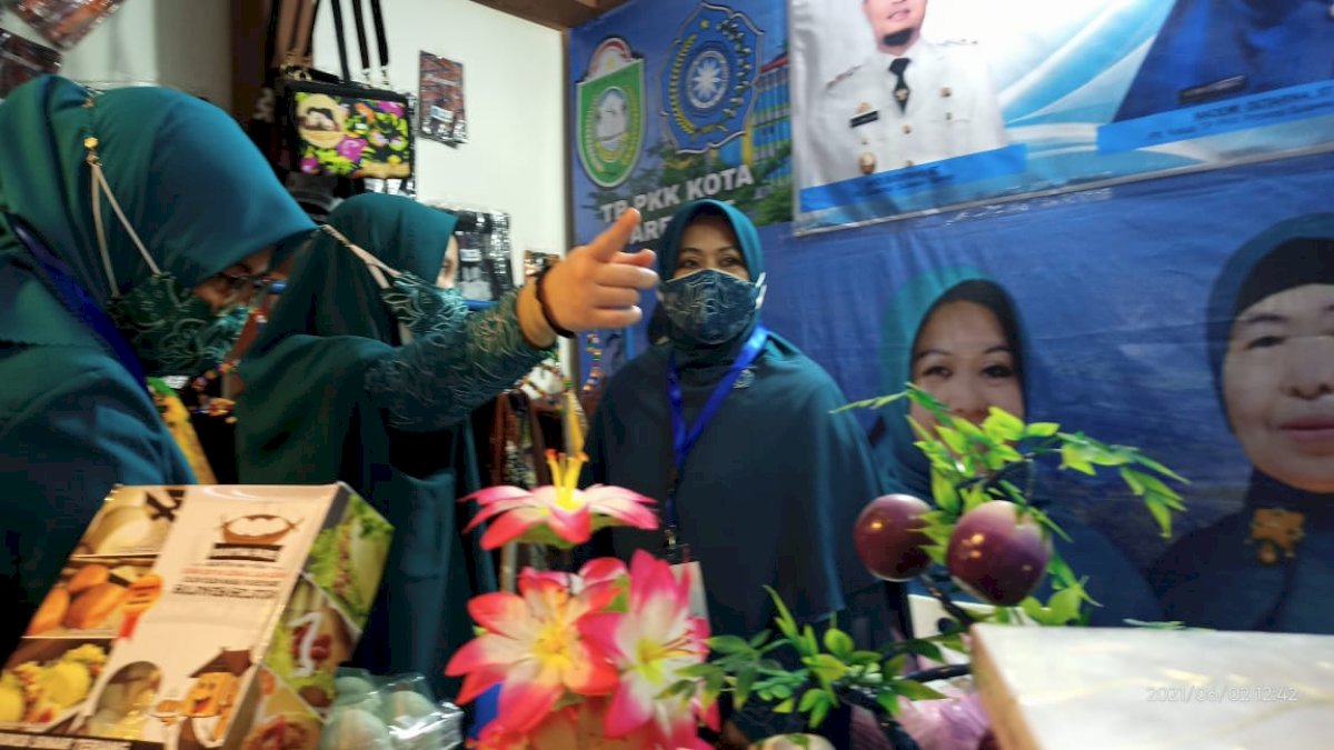 Ketua PKK Sulsel Puji Stand Pameran Parepare di HKG