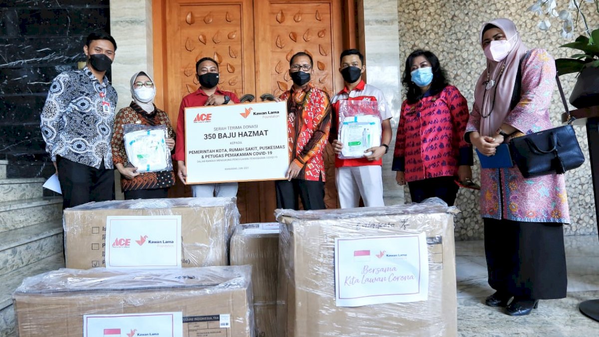 Wali Kota Makassar Terima Bantuan Hazmat dari PT ACE Hardware Indonesia