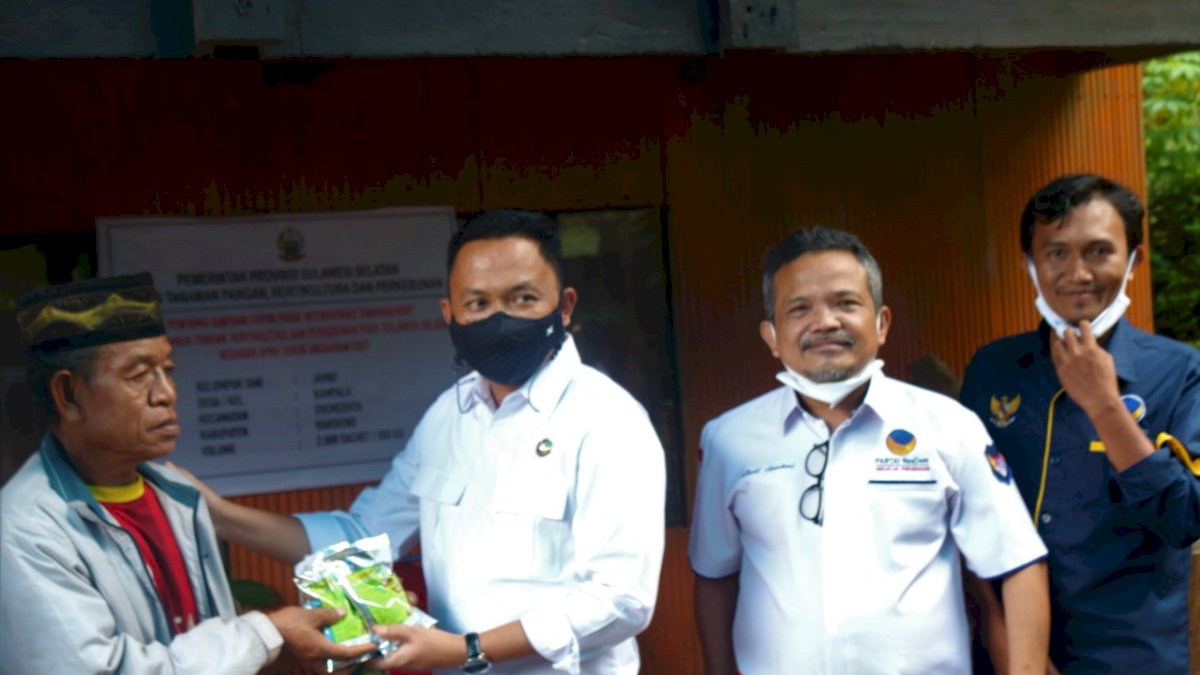 Cegah Kelangkaan, Bupati Bantaeng Bagi-bagi Pupuk Organik ke Petani