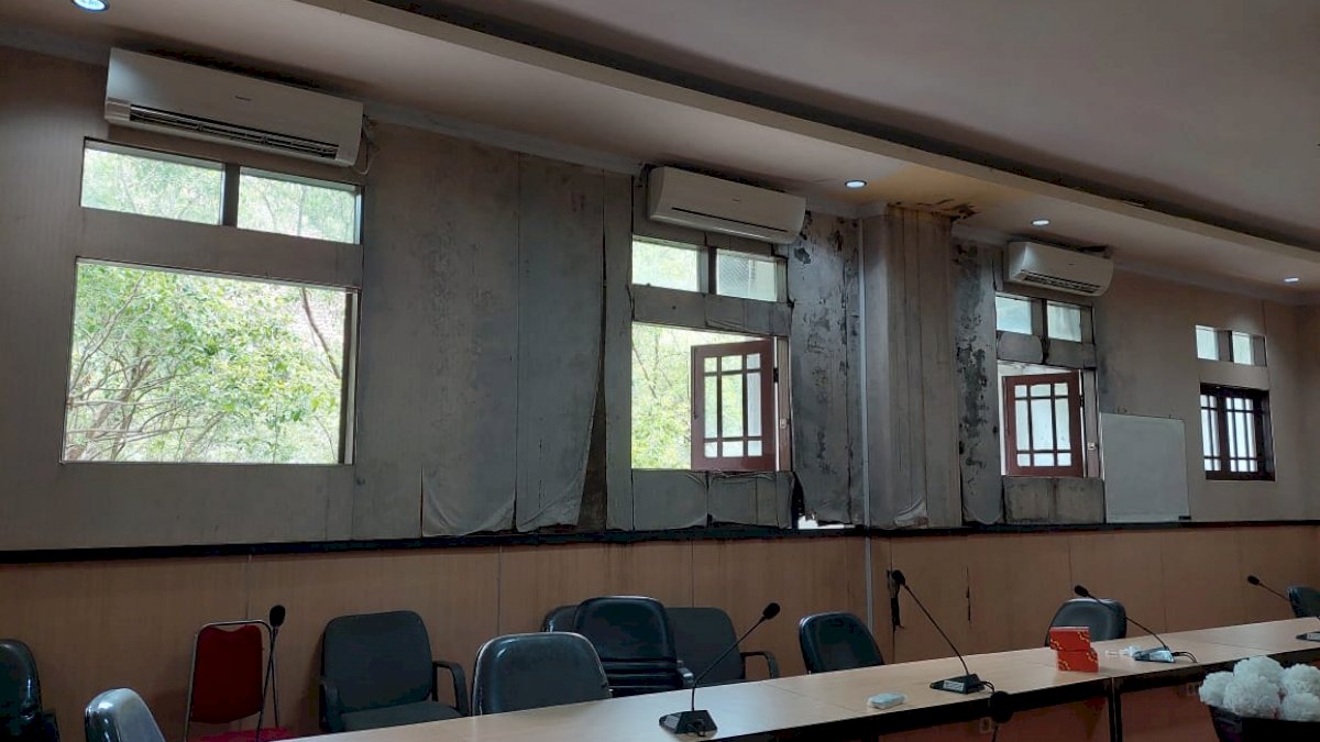 Ruang Rapat DLH Pemprov Sulsel Rusak Parah