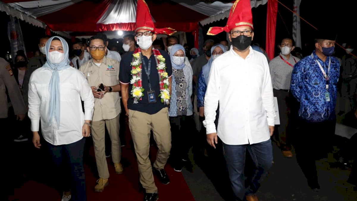 Kenalkan Icon Makassar, Danny Ajak Sandiaga Uno Keliling Laut Losari