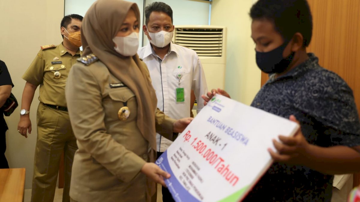 Bersama BPJSTK, Wawali Fatmawati Rusdi Salurkan Rp 475 Juta Beasiswa ke Ahli Waris Non PNS Makassar