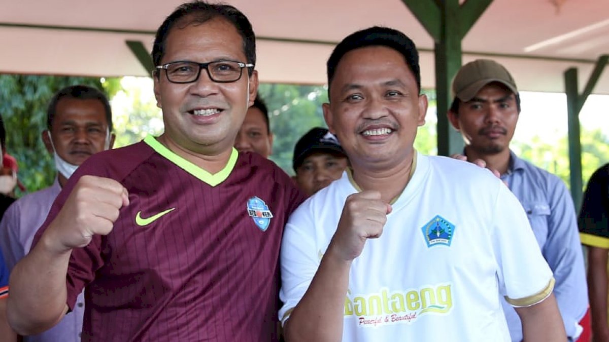 Usai Laga Persahabatan Sepak Bola, Ilham Azikin Puji Danny: Beliau Senior Dan Saya Banyak Bercermin Darinya