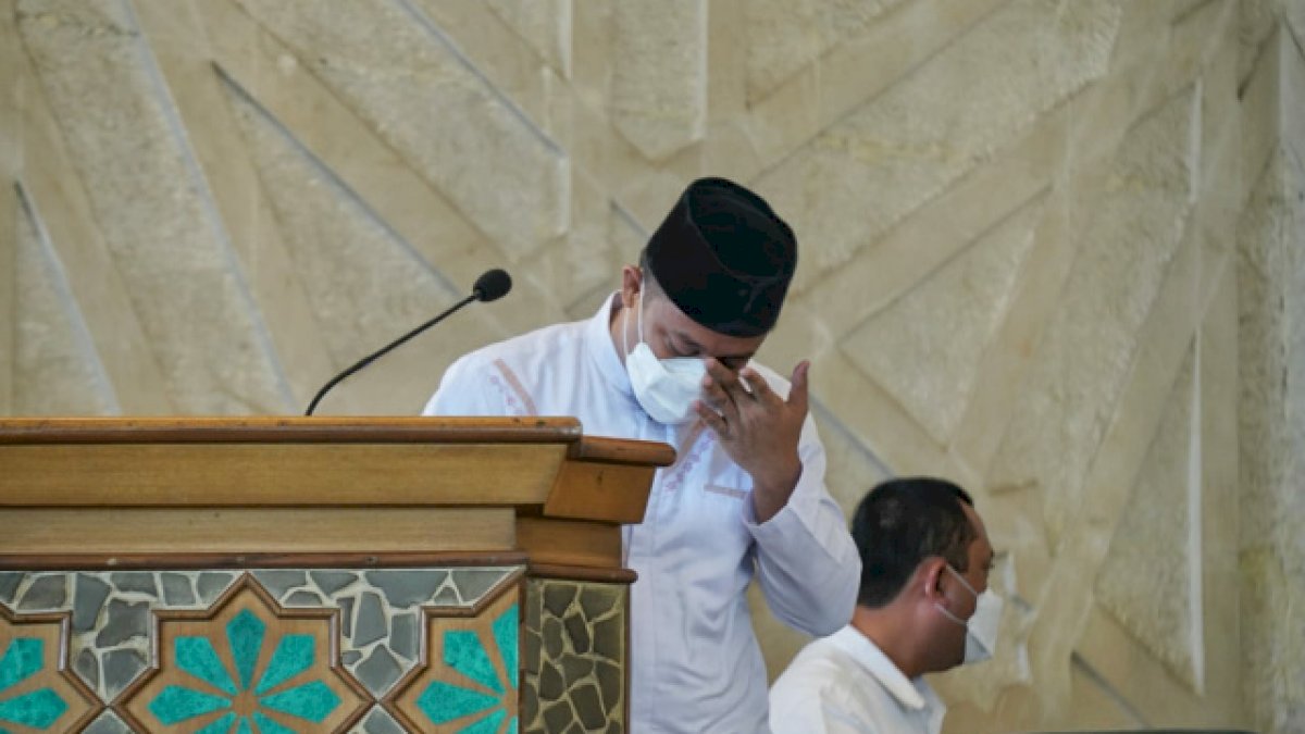 Plt Gubernur Sulsel Teteskan Air Mata saat Menyampaikan Sambutan Pelepasan Jenazah AGH Sanusi Baco