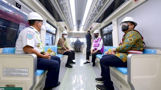 Presiden Jokowi didampingi Menhub Budi Karya Sumadi saat meninjau progres pembangunan LRT Jabodebek, Rabu (9/6/2021). (Foto: Biro Pers Setpres)