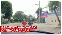 VIDEO: Dua Pengendara Berhenti Mendadak, Terlihat Asyik Ngobrol di Tengah Jalan