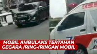VIDEO: Viral, Mobil Ambulans Tertahan Gegara Iring-iringan Mobil